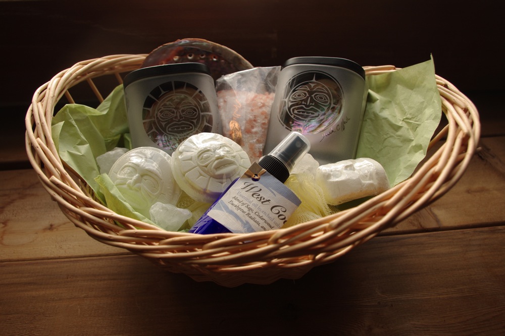 Northwest Coast Spa collection Native Gift Basket with sculpted bath fizzers